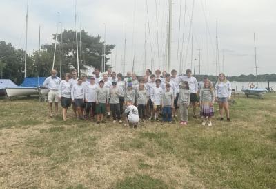 Gruppenfoto alle Teilnehmenden mit Shirts
