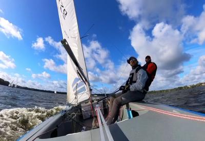 Die XY 2470 Crew blickt ungläubig zurück zur Startlinie
